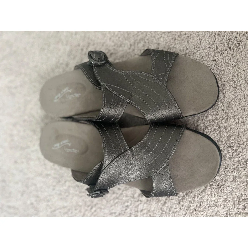 NWOT Easy Street Flicker Pewter Gunmetal Sandals Comfort Wave Slip-On Casual